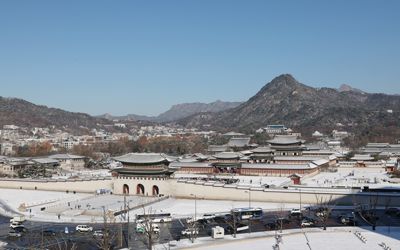 ▲Royal palaces and tombs will offer free admission over the Seollal (Lunar New Year) holiday. Shown is Gyeongbokgung Palace in Seoul on a snowy day. (Park Dae Jin)  
