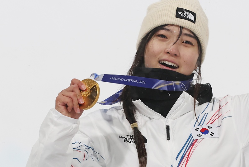 National snowboarder Choi Gaon on Feb. 12 poses with her gold medal in the women's halfpipe at the Milan Cortina Winter Olympics held at Livigno Snow Park in Livigno, Italy. (Yonhap News)  