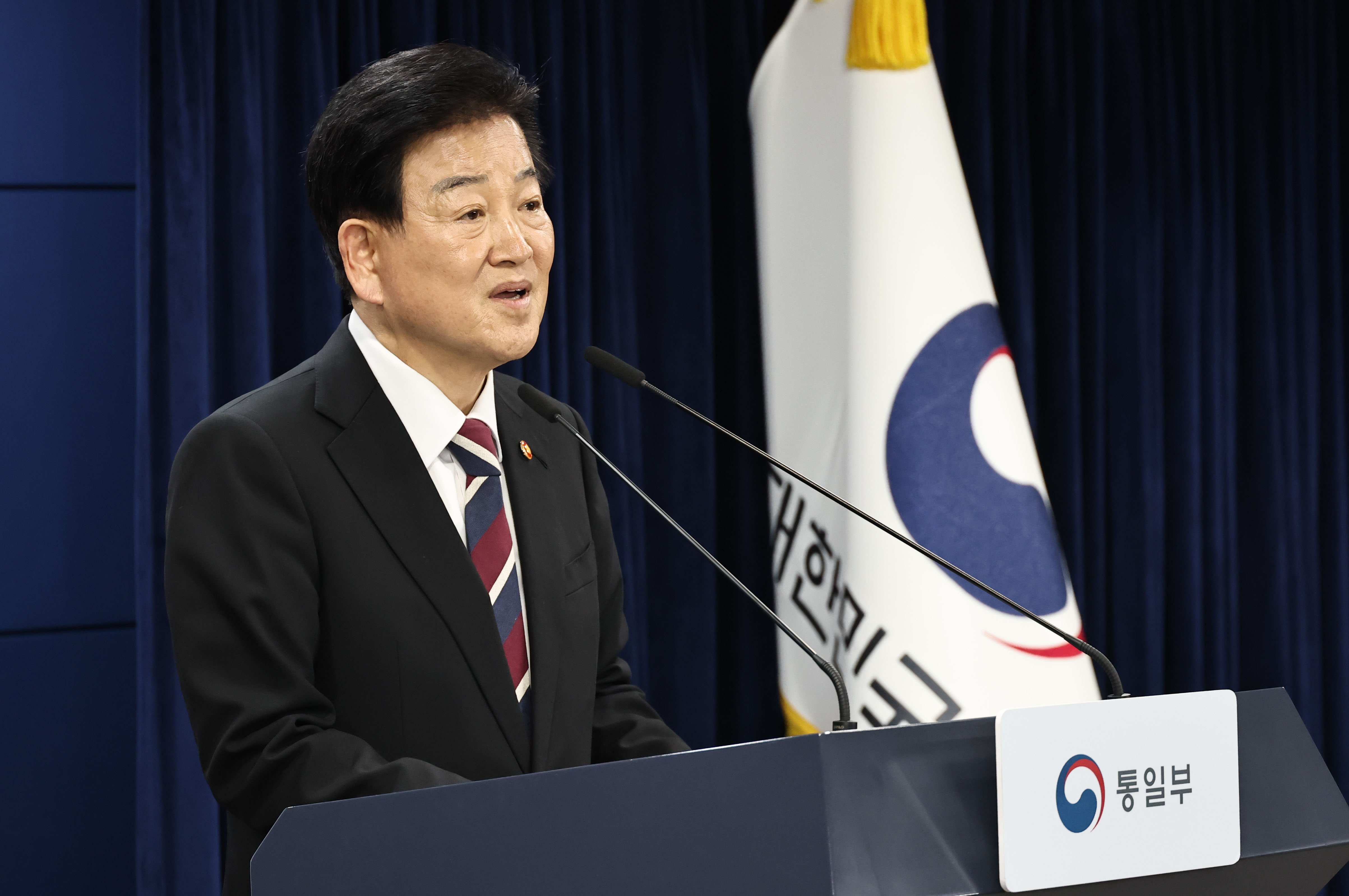 Minister of Unification Chung Dongyoung on Feb. 18 announces measures to prevent civilian drones from going into North Korea at Government Complex-Seoul in the capital's Jongno-gu District. (Yonhap News)