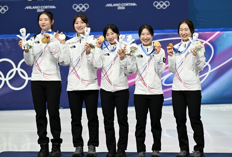 Members of the national women's short track team on Feb. 18 pose with their gold medals after winning the 3,000-m relay at the Milano Ice Skating Arena in Milan. From left are Shim Sukhee, Noh Dohee, Lee Soyeon, Kim Gilli and Choi Minjeong. 