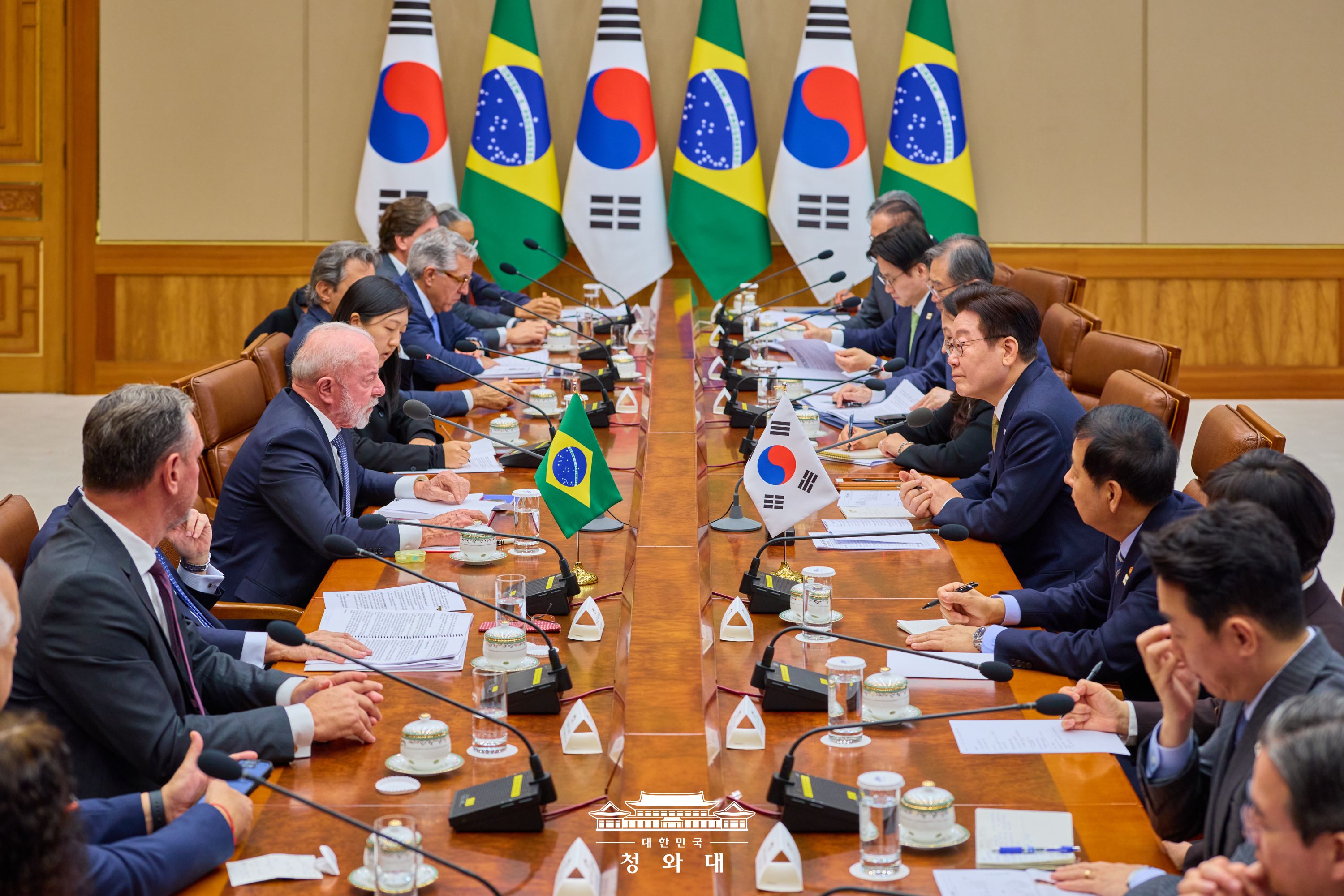 President Lee Jae Myung and Brazilian President Luiz Inacio Lula da Silva on Feb. 23 hold an extended summit at Cheong Wa Dae in Seoul.  