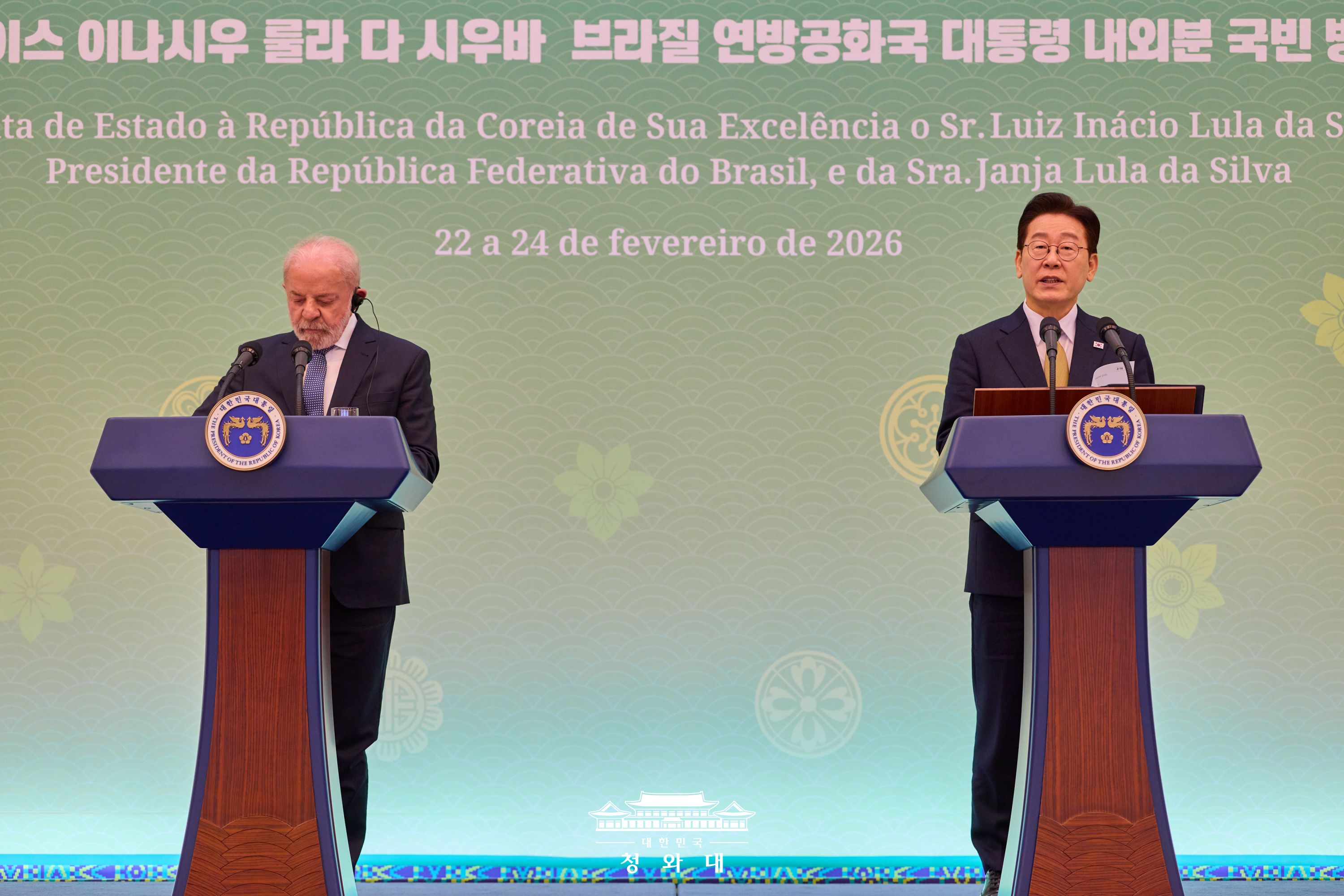 President Lee Jae Myung (right) and Brazilian President Luiz Inacio Lula da Silva on Feb. 23 hold a joint news conference at Cheong Wa Dae in Seoul. 
