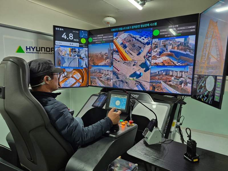 The Ministry of Intellectual Property on Feb. 24 announced 56,458 applications for intellectual property rights were filed last month. Shown is a demonstration on Jan. 29 of a remote-controlled tower crane in Gwacheon, Gyeonggi-do Province. (Hyundai Motor Group)