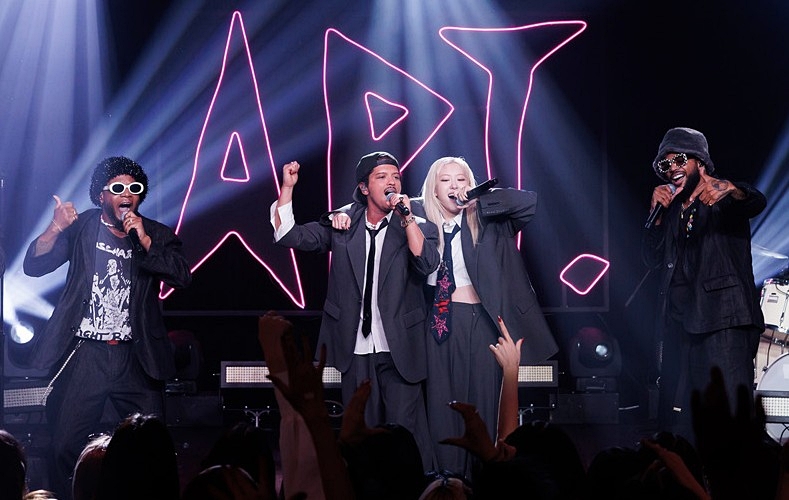 ▲ 문화체육관광부와 한국문화정보원이 25일 발표한 ‘2025 외신·소셜데이터로 보는 글로벌 한류 트렌드 분석 보고서'에 따르면 한류가 음악 중심에서 문학, 영화, 관광 등으로 다변화되고 있는 것으로 나타났다. 사진은 블랙핑크 로제와 브루노 마스의 듀엣곡 '아파트'(APT.) 공연 모습. CJ ENM