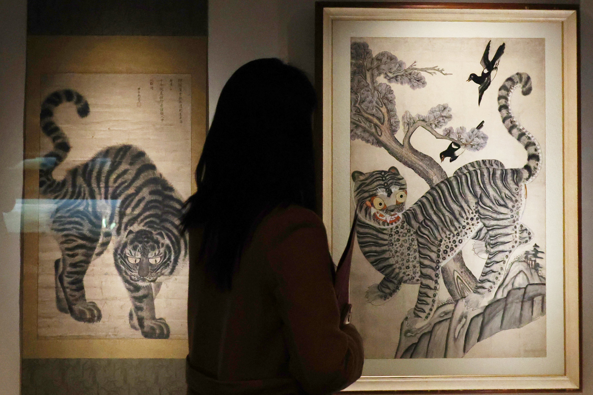 This photo of a hojakdo, a traditional genre of painting featuring a magpie and a tiger, was taken on Feb. 25 at the Calligraphy and Painting Gallery of the National Museum of Korea in Seoul's Yongsan-gu District. (Lee Jeongwoo)