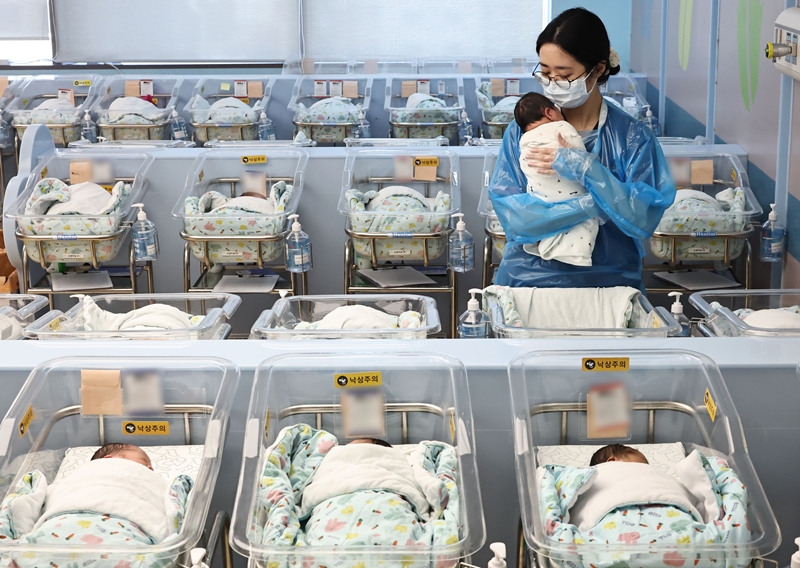 The number of babies born last year rose for the second straight year as the total fertility rate returned to the 0.8 level for the first time in four years. Shown is a nurse on Dec. 26, 2025, at the neonatal unit of Cha University Ilsan Medical Center in Goyang, Gyeonggi-do Province. (Yonhap News)  