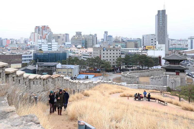 Hanyangdoseong (Seoul City Wall) Fortress, which was built in the 14th century to defend the capital of the Joseon Dynasty (1392-1910), is today a historical landmark in Seoul and a popular attraction for domestic and foreign tourists. Shown are visitors to the Naksan Mountain section of the structure. 