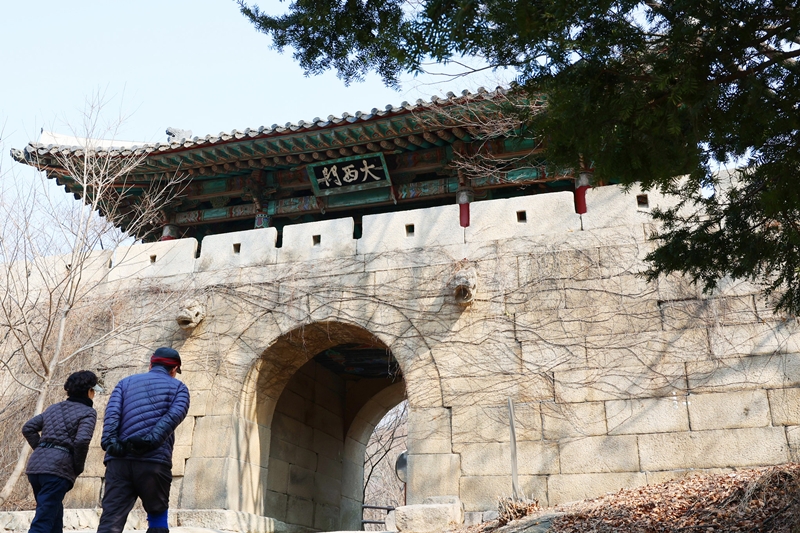 History and daily life intersect at Daeseomun Gate of Bukhansanseong Fortress in Goyang, Gyeonggi-do Province. This gate has the lowest altitude of the structure's 16 and was used by residents as a passageway. Today, this tourist landmark is frequented by locals and foreign tourists and leads to a popular hiking trail. 