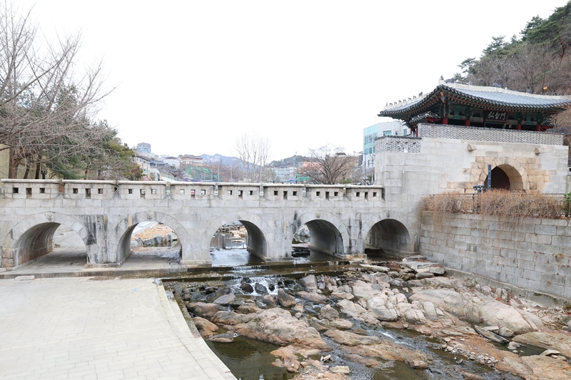 This is Hongjimun Gate of Tangchundaeseong Fortress in Seoul's Jongno-gu District. This gate and the five-arch floodgate Ogansumun collapsed in 1921 due to a flood but were restored in 1977 through a restoration project. .