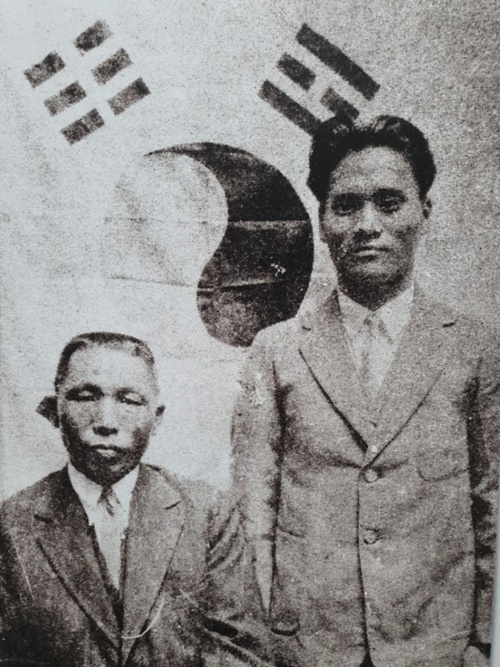 This photo of pro-independence activists Kim Koo (Gu) (left) and Yun Bong-gil was taken in 1932. (Ministry of Patriots and Veterans Affairs)