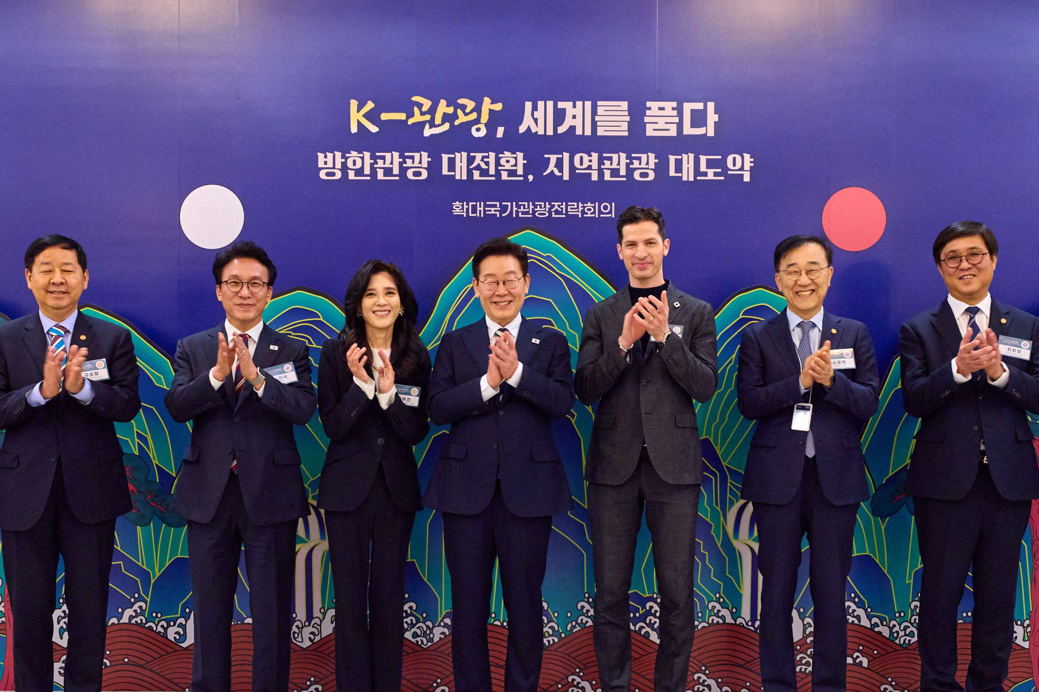 President Lee Jae Myung (center), Prime Minister Kim Min-seok (second from the left) and the heads of related ministries on Feb. 25 pose for a photo with Hotel Shilla CEO Lee Boo-jin and Italian Chamber of Commerce in Korea Vice Chairman Alberto Mondi at an expanded meeting on national tourism strategy under the theme 