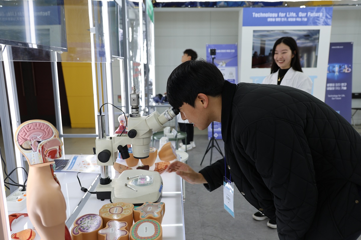 A visitor on Oct. 20, 2023, observes human organoids on display at an expo marking the 50th anniversary of the commercial application of technology at Daedeok Convention Center in Daejeon's Yuseong-gu District. Organoids are three-dimensional cellular structures created via the use of stem cells and other materials to resemble real organs and could emerge as next-generation alternatives to replace animal testing. (Yonhap News)  