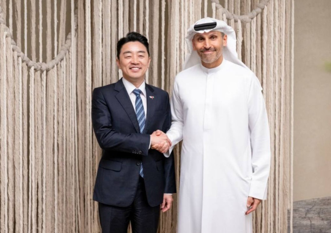 Presidential Chief of Staff Kang Hoon-sik, who visited the United Arab Emirates (UAE) as President Lee Jae Myung's special envoy for strategic economic cooperation, on Feb. 26 posted on his Facebook account this photo of him shaking hands with Khaldoon Khalifa Al Mubarak, chairman of the UAE's Executive Affairs Authority. (Chief of Staff Kang's Facebook account)