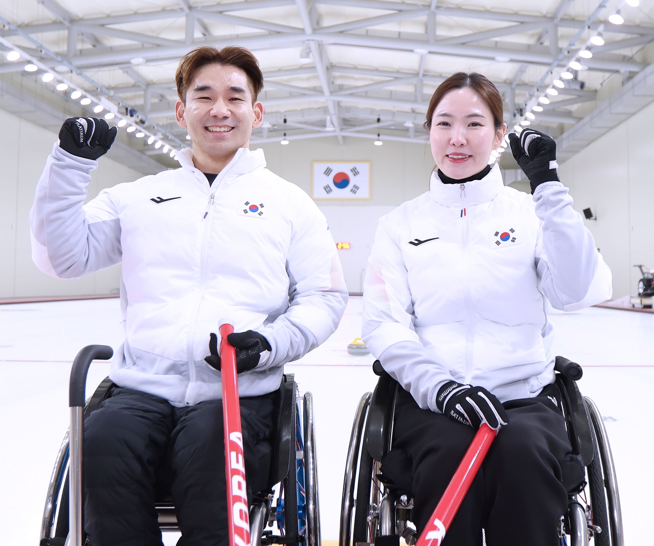  Lee Yongsuk (left) and Baek Hyejin form the world's top-ranked mixed doubles pair in wheelchair curling. (Korea Paralympic Committee)  