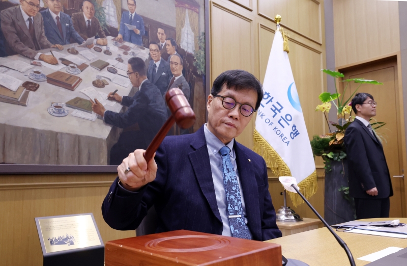 Bank of Korea Gov. Rhee Chang-yong on Feb. 26 bangs the gavel at a plenary session of the Monetary Policy Board at the bank's headquarters in Seoul's Jung-gu District. (Yonhap News)  