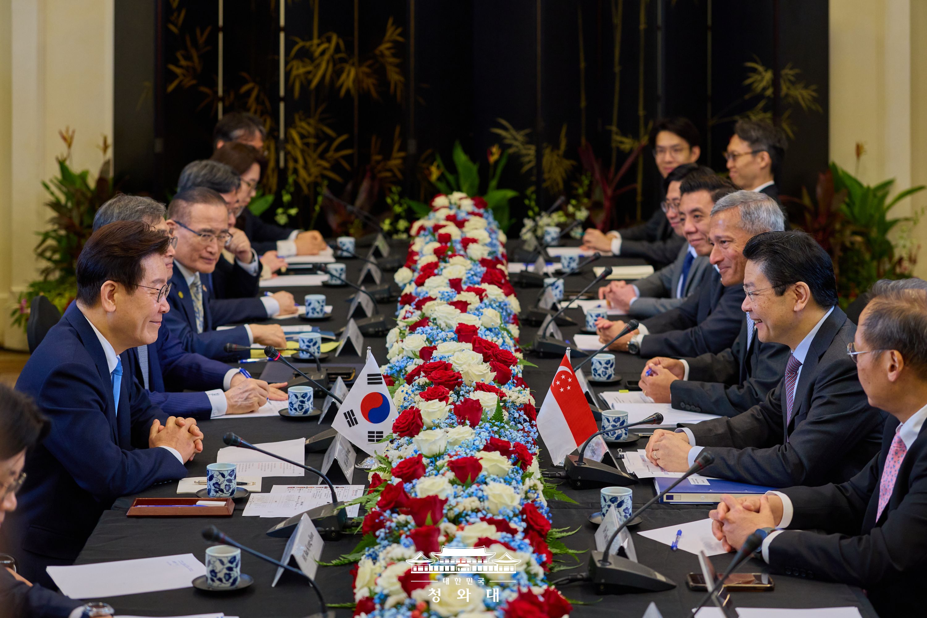 President Lee Jae Myung (left) and Singaporean Prime Minister Lawrence Wong on March 2 hold a summit at the Ministry of Foreign Affairs in Singapore. (Cheong Wa Dae)