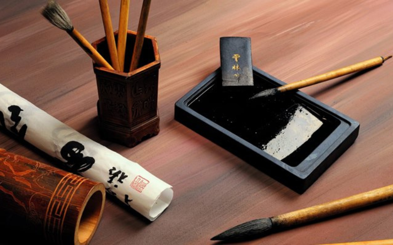Munbangsawoo, or the 'four friends of the study,' refers to the traditional tools used in Korean calligraphy- the brush, ink, inkstone and Hanji (traditional paper); essential materials for practicing seoye. (Trazy.com)