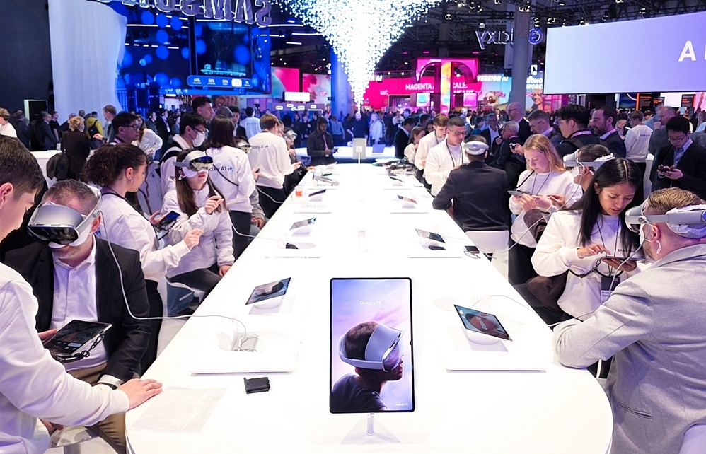The opening day of the global mobile technology gala MWC Barcelona of Spain on March 2 sees visitors to the Samsung Electronics booth trying out the extended reality headset Galaxy XR. (Samsung Electronics)