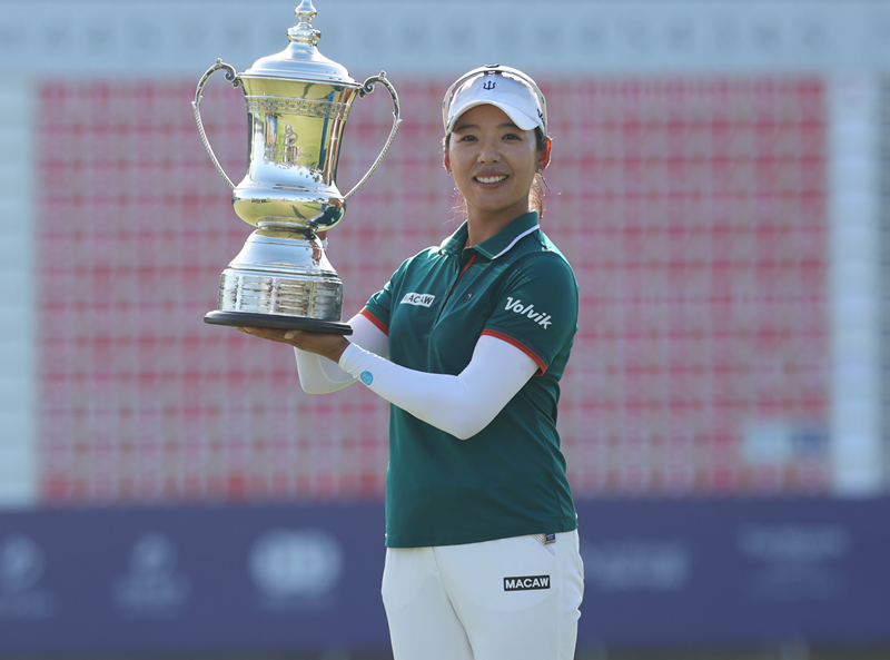 Lee Mi Hyang on March 8 lifts her trophy after winning the Blue Bay LPGA at Jian Lake Blue Bay Golf Course on Hainan Island of China. (LPGA's official website)