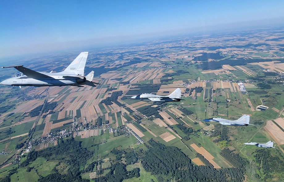 The domestic light fighter FA-50GF (left) delivered to the Polish Air Force on Aug. 15, 2023, goes on its maiden flight in Poland to mark Armed Forces Day. (Korea Aerospace Industries)  