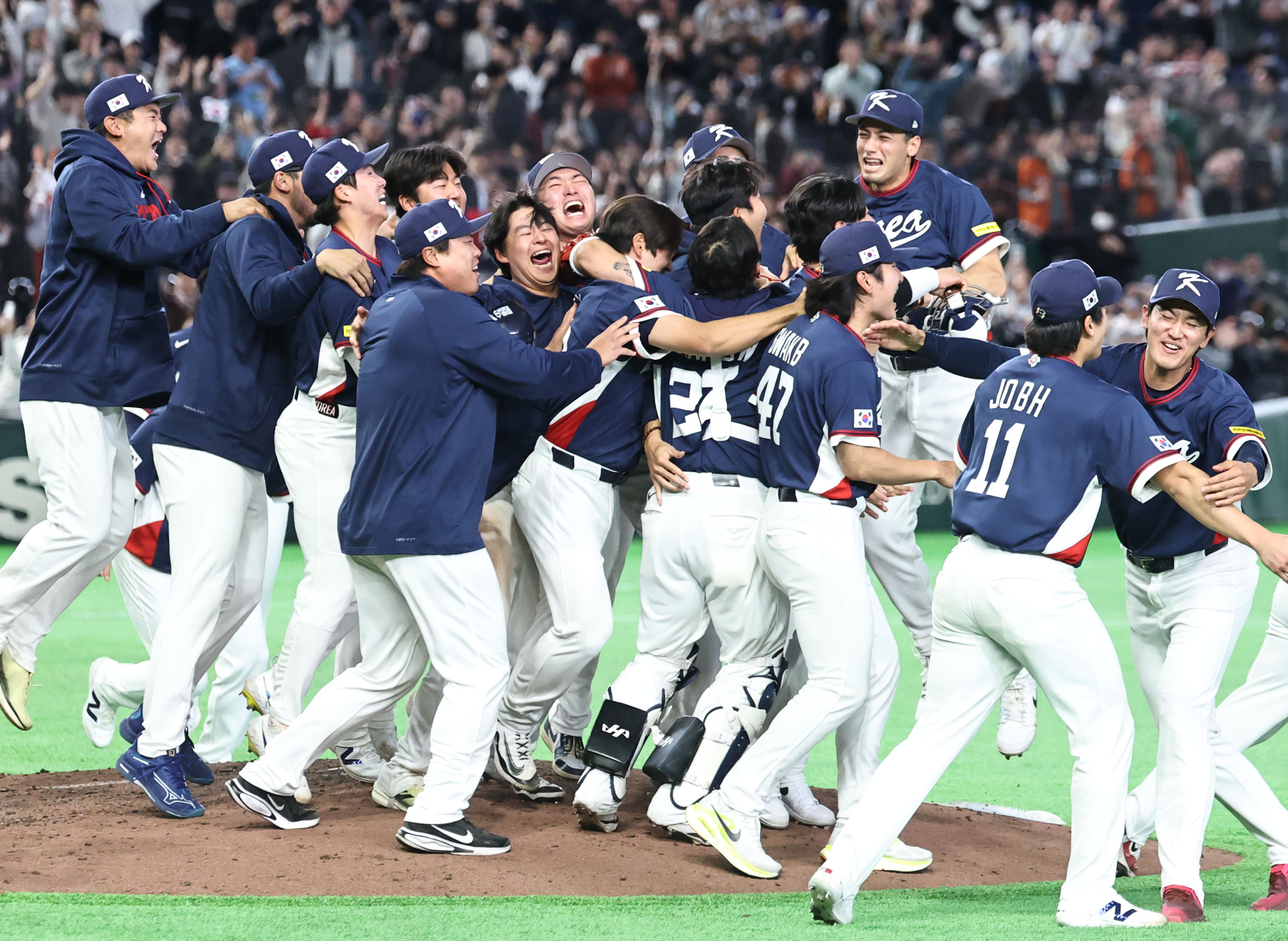 The national team on March 9 celebrates its playoff-clinching win over Australia in their final Group C game of the World Baseball Classic at Tokyo Dome. (Yonhap News)  