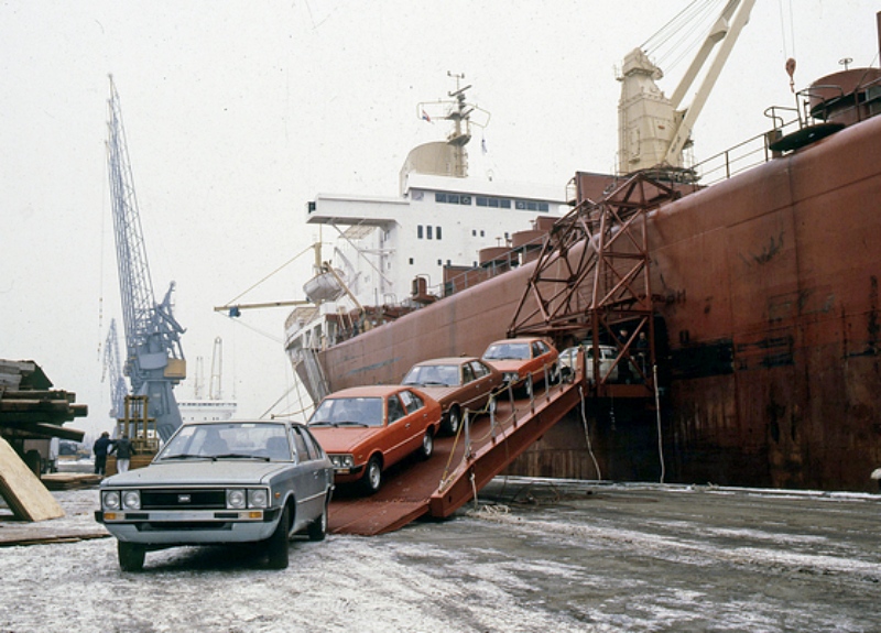 Models of the Pony, the first export car of Hyundai Motor, in July 1976 are being unloaded at the port of Guayaquil, Ecuador. (Hyundai Motor) 