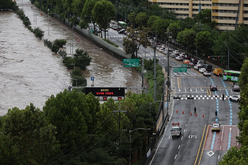 Heavy rains on Aug. 13, 2025, for Jungnangcheon Stream in Seoul's Nowon-gu District blocks traffic on the Dongbu Expressway, causing the release of a flood warning. (Yonhap News)