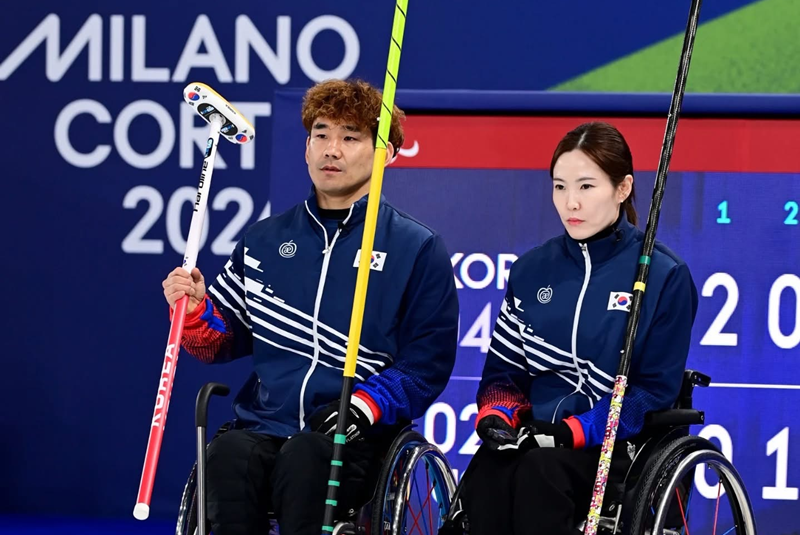 Lee Yongsuk (left) and Baek Hyejin form Korea's national mixed doubles team in wheelchair curling.  