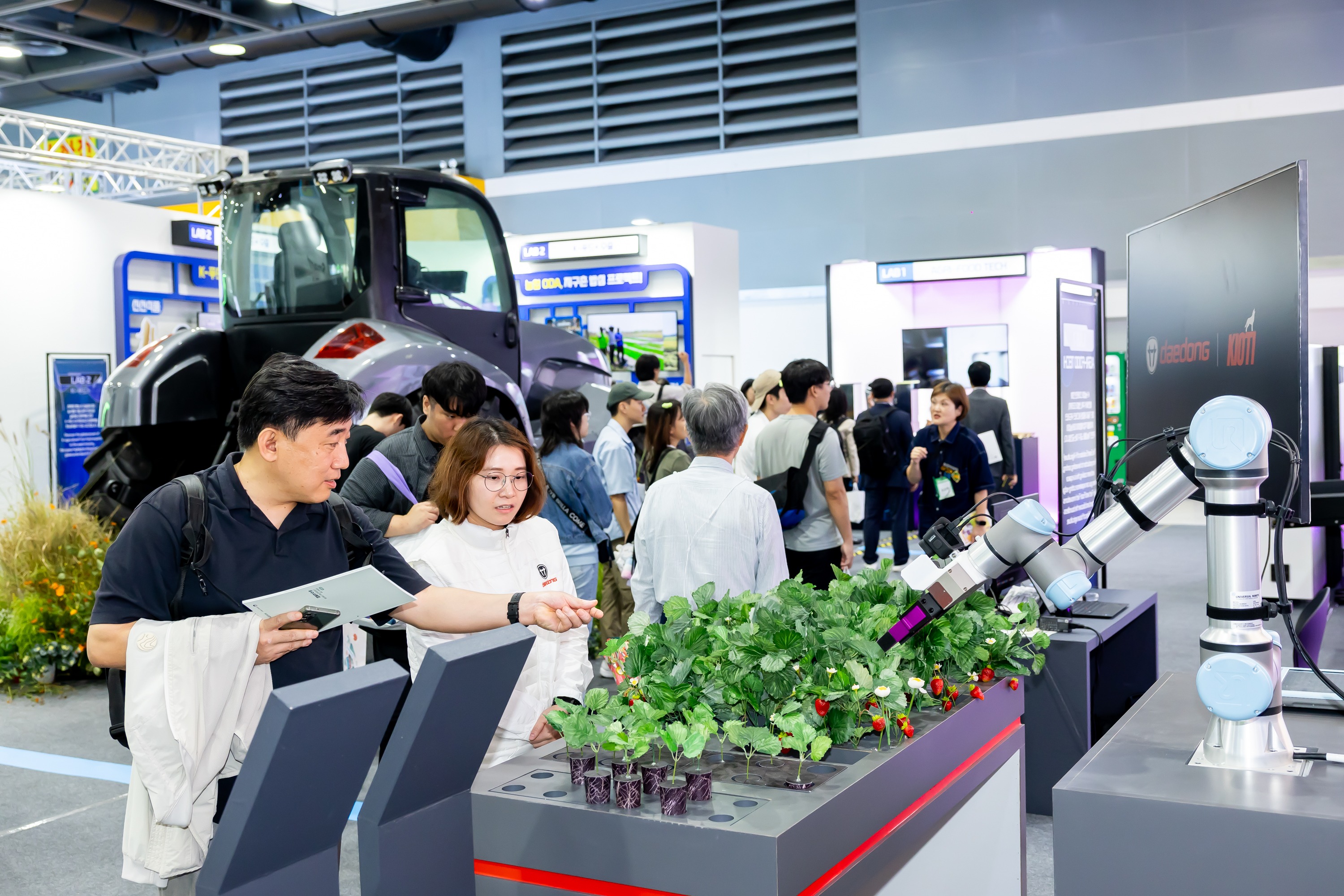 An artificial intelligence-based robot of domestic robotics company Daedong on Sept. 25, 2025, demonstrates harvesting and transportation at the K-Agricultural Innovation Pavilion of Agri Expo Korea at the aT Center in Seoul's Seocho-gu District. (Korea Agricultural Expo) 