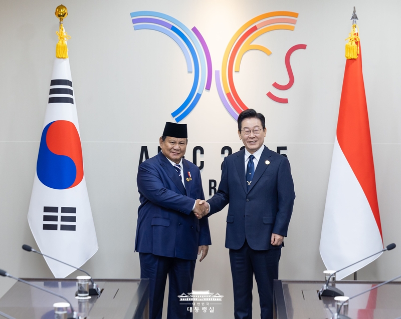 President Lee Jae Myung (right) and Indonesian President Prabowo Subianto on Nov. 1, 2025, shake hands before their bilateral summit at Gyeongju Hwabaek International Convention Center in Gyeongju, Gyeongsangbuk-do Province.