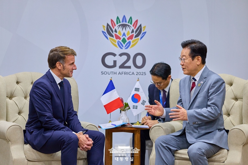 President Lee Jae Myung (right) and French President Emmanuel Macron on Nov. 22, 2025, hold talks at the Nasreq Expo Center in Johannesburg, South Africa, on the sidelines of the G20 Leaders' Summit.   