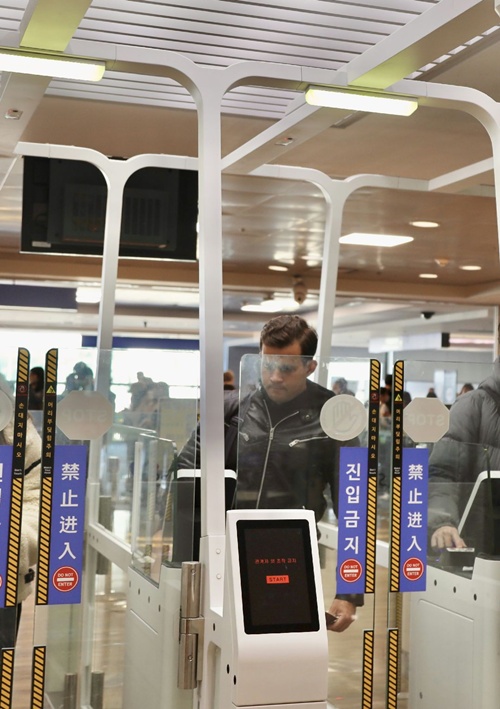A visitor enters an automated immigration gate at Incheon International Airport. (Ministry of Justice)