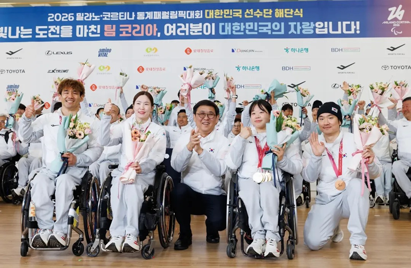 Minister of Culture, Sports and Tourism Chae Hwi-young (kneeling in center) on March 17 poses for photos with Winter Paralympic medalists Lee Yongsuk, Baek Hyejin, Kim Yunji and Lee Jehyuk after giving them bouquets at the national team's disbanding ceremony at Terminal 2 of Incheon International Airport. (Korea Paralympic Committee's Instagram account) 