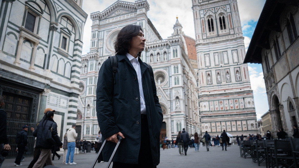 The beautiful landscape of Florence stands out in this frame from “Florence Knockin' on You” by Lee Chang-yeol.