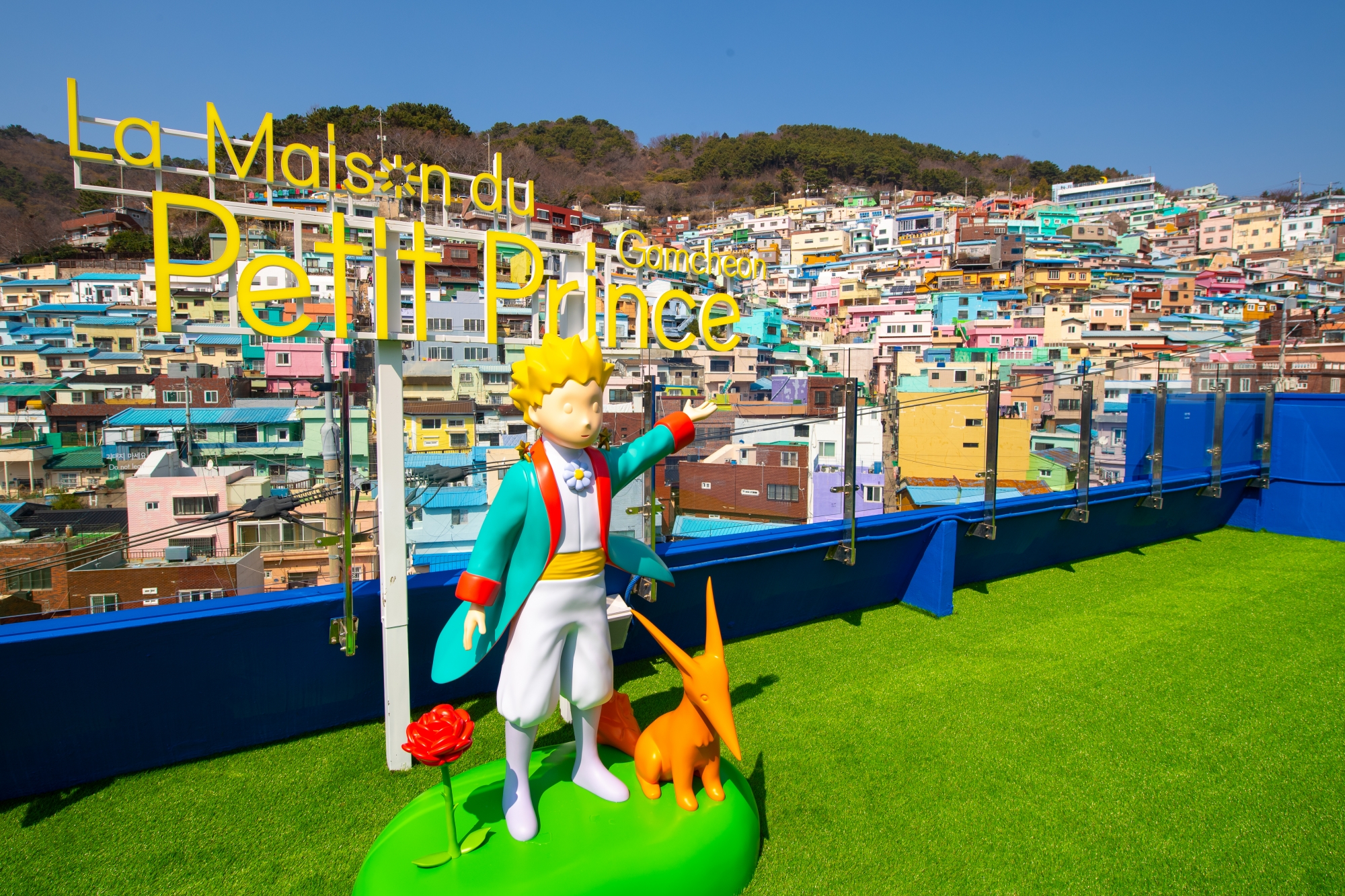 This statue of the Little Prince and the fox is on the roof of the Little Prince House in Gamcheon Culture Village in Busan's Saha-gu District. (Saha-gu Office)