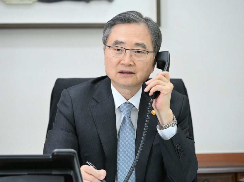 Minister of Foreign Affairs Cho Hyun on March 23 spoke on the phone with Iranian Foreign Minister Seyyed Abbas Araghchi on the situation in the Middle East. (Ministry of Foreign Affairs)