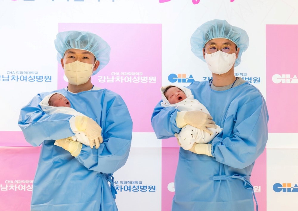 The number of births in January hit 26,916. Shown are the first babies born this year on Jan. 1 with their fathers at Cha University Gangnam Medical Center in Seoul's Gangnam-gu District. (Cha University Gangnam Medical Center)