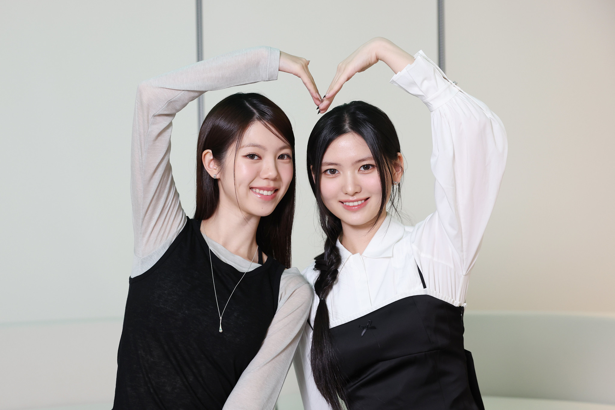 Na Yeongju (left) and Lee Songhyun of Dodree on March 20 pose for a photo before their interview with Korea.net at the office of the group's management agency Innit Entertainment, an affiliate of JYP Entertainment, in Seoul's Gangdong-gu District.   