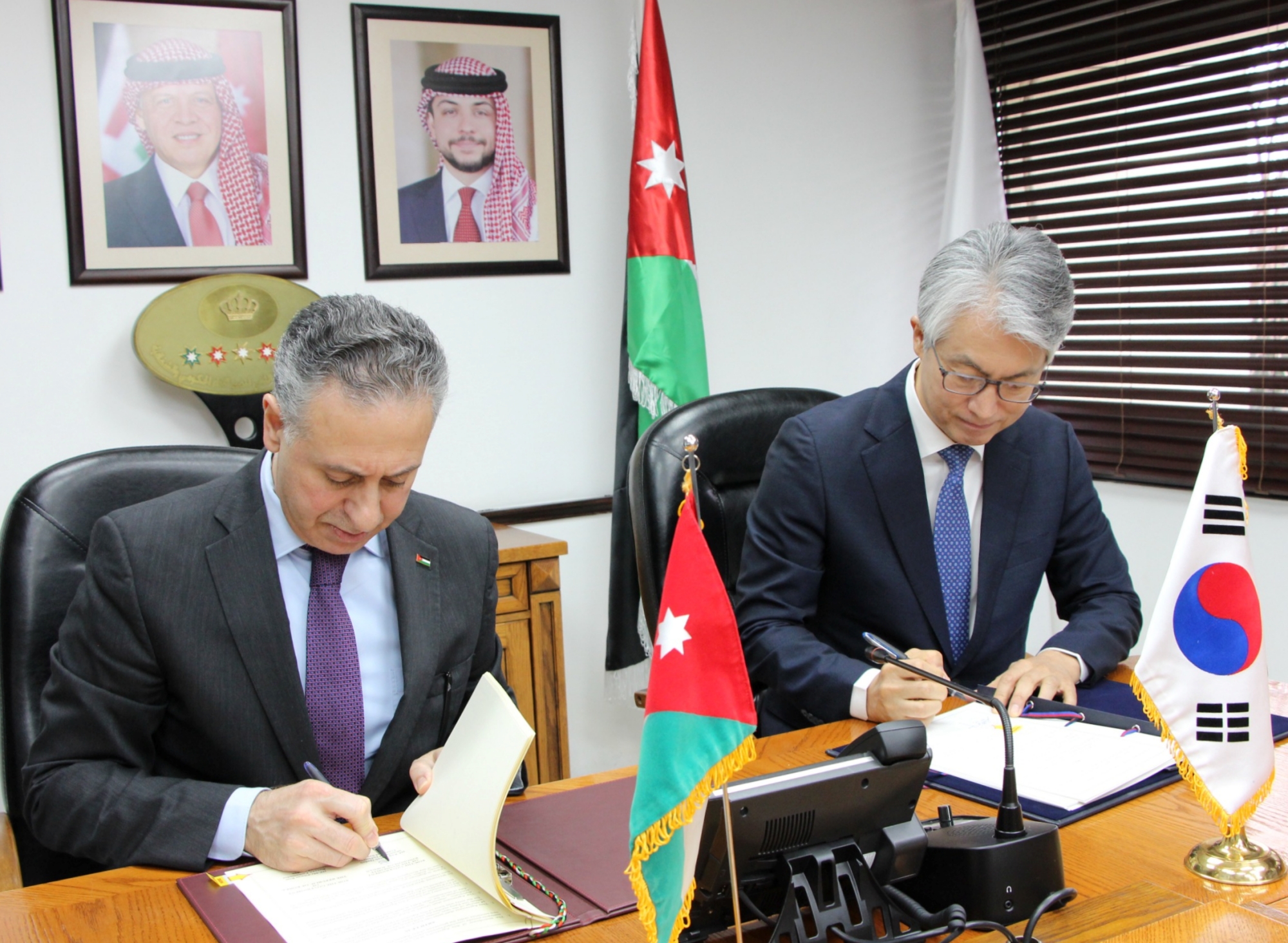 Ambassador to Jordan Kim Pil-woo (right) and Jordanian Minister of Industry, Trade and Supply Yarub Qudah on March 30 sign an agreement on bilateral cooperation in economy and trade in Amman, Jordan. (Ministry of Foreign Affairs)  