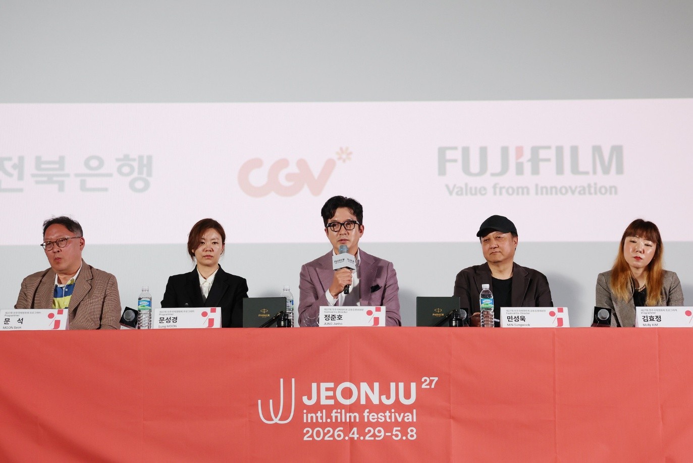 Actor Jung Junho (center), co-director of the Jeonju International Film Festival, on March 31 speaks at a news conference held at the multiplex CGV Yongsan I'Park Mall in Seoul's Yongsan-gu District to announce the lineup for this year. (Lee Jeongwoo)