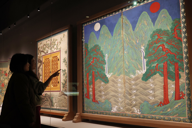 ▲ 2월 25일 서울 용산구 국립중앙박물관 서화실 재개관에서 방문객들이 '일월오봉도'를 살표보고 있다. 이정우기자 b1614409@korea.kr