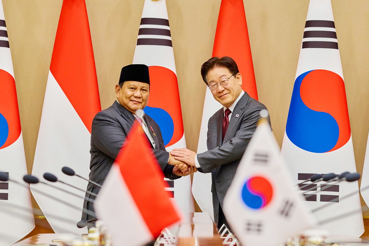 President Lee Jae Myung (right) on April 1 poses for photos with visiting Indonesian President Prabowo Subianto at Cheong Wa Dae in Seoul. (Cheong Wa Dae)  