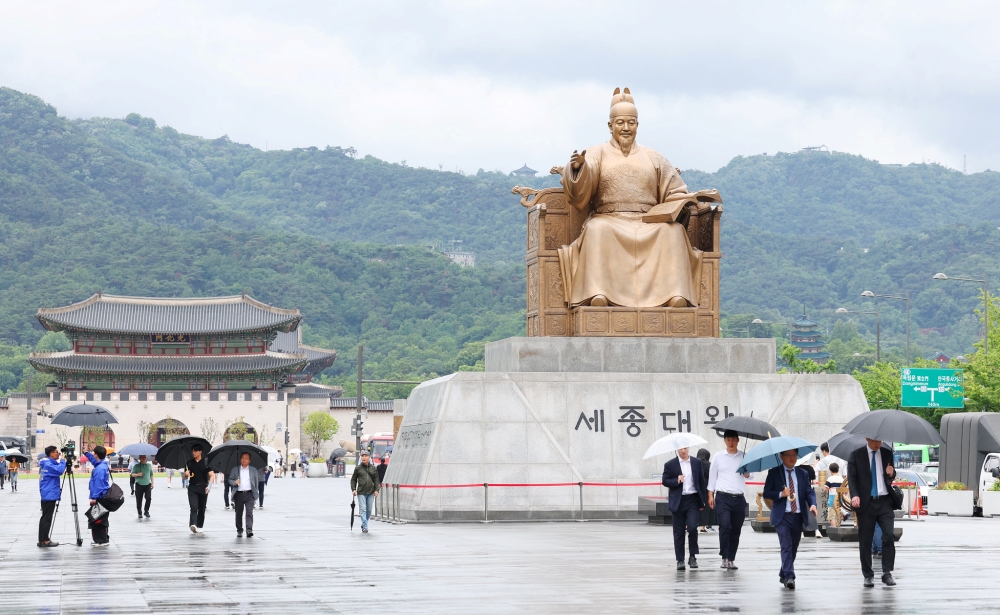 Seoul has been named Best Leisure Destination in Asia for the second consecutive year by the Leisure Lifestyle Awards of the U.S. business and luxury tourism magazine Global Traveler. Shown is a rainy day at Gwanghwamun Square in Seoul's Jongno-gu District. (Lee Jeongwoo)   
