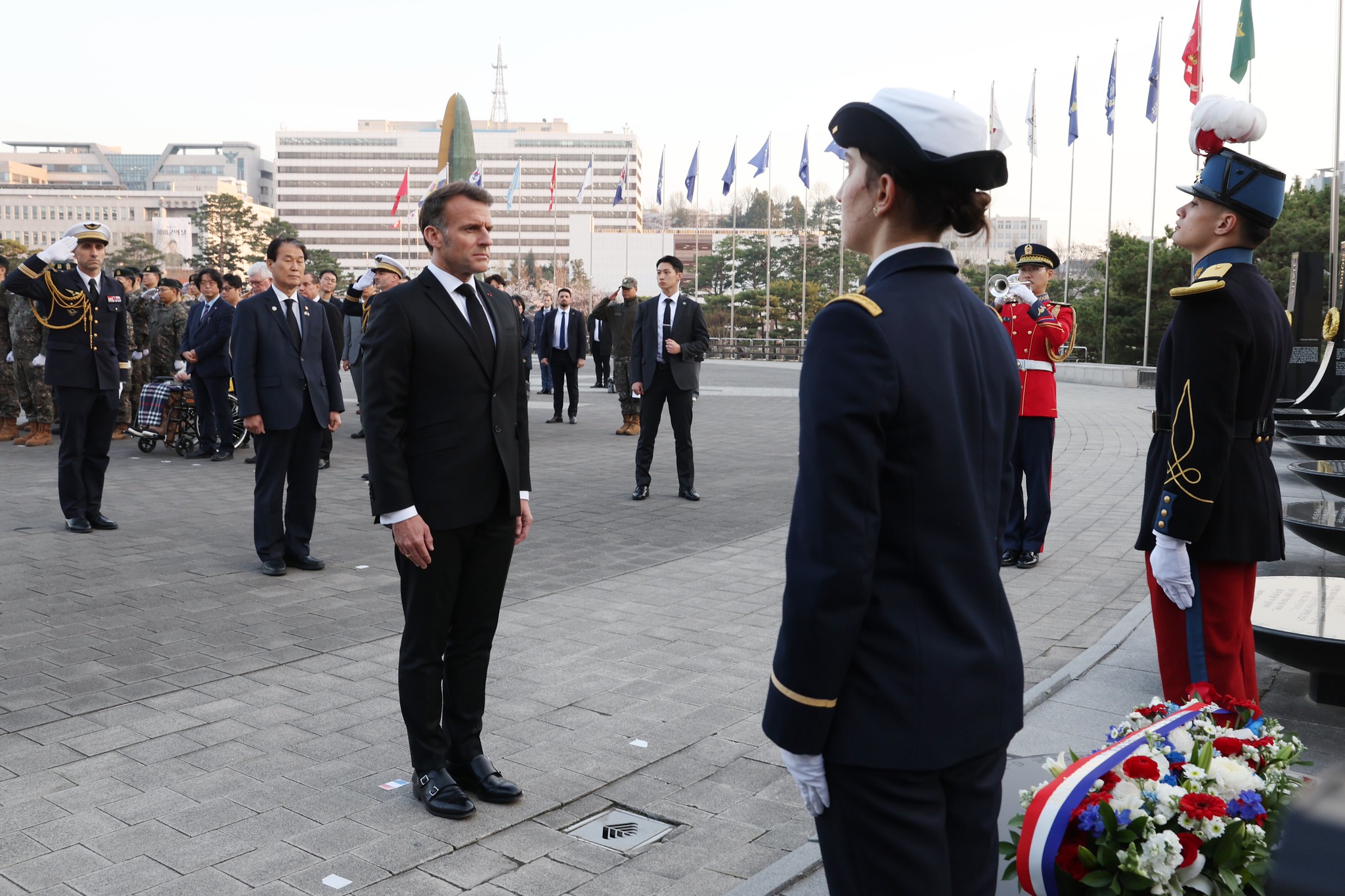 French President Emmanuel Macron on April 2, the first day of his state visit to Korea, pays tribute at a memorial for French soldiers killed during the Korean War at the War Memorial of Korea in Seoul's Yongsan-gu District. (Park Dae Jin)