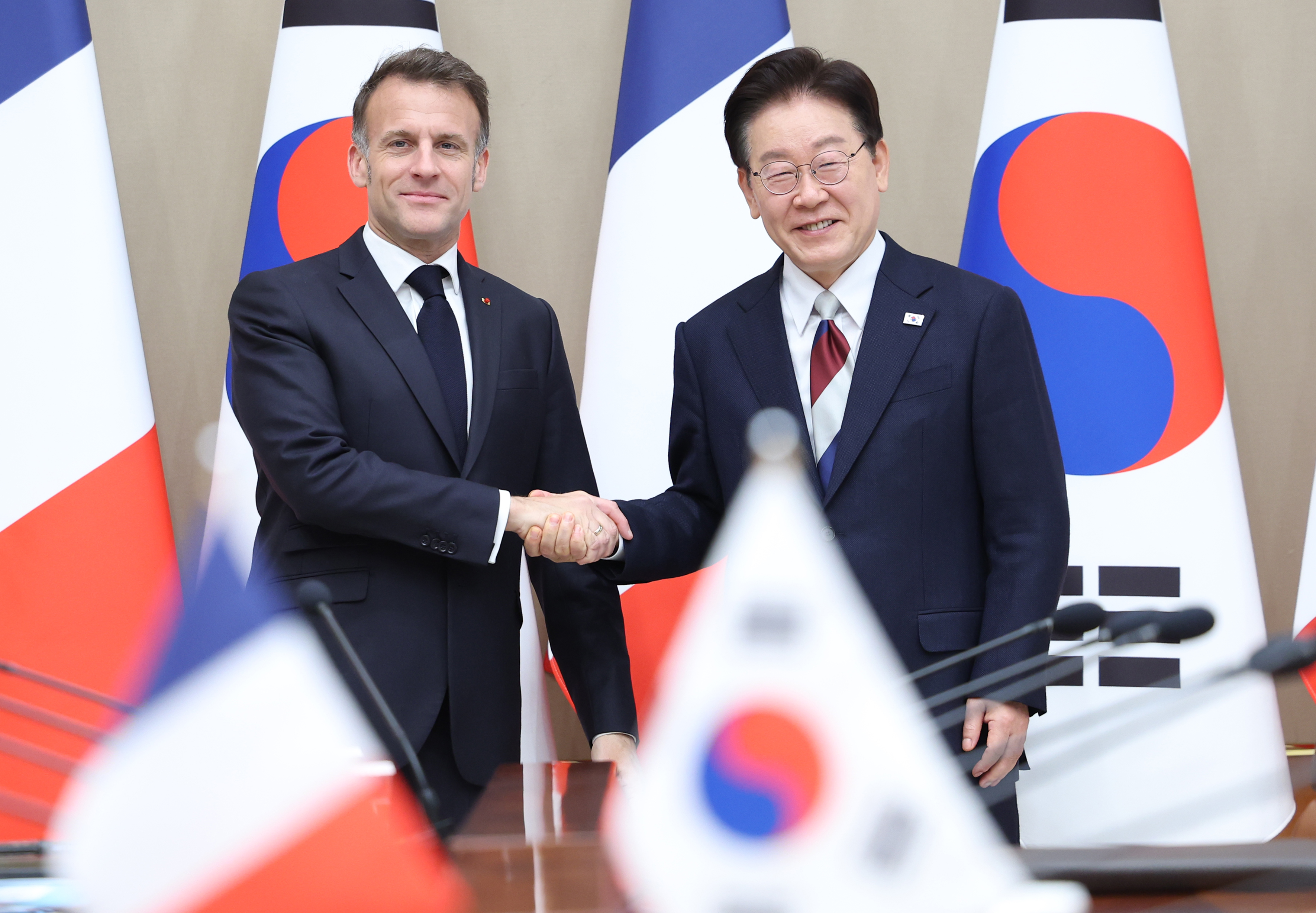 President Lee Jae Myung and French President Emmanuel Macron on April 3 shake hands before their summit at Cheong Wa Dae in Seoul. (Yonhap News)