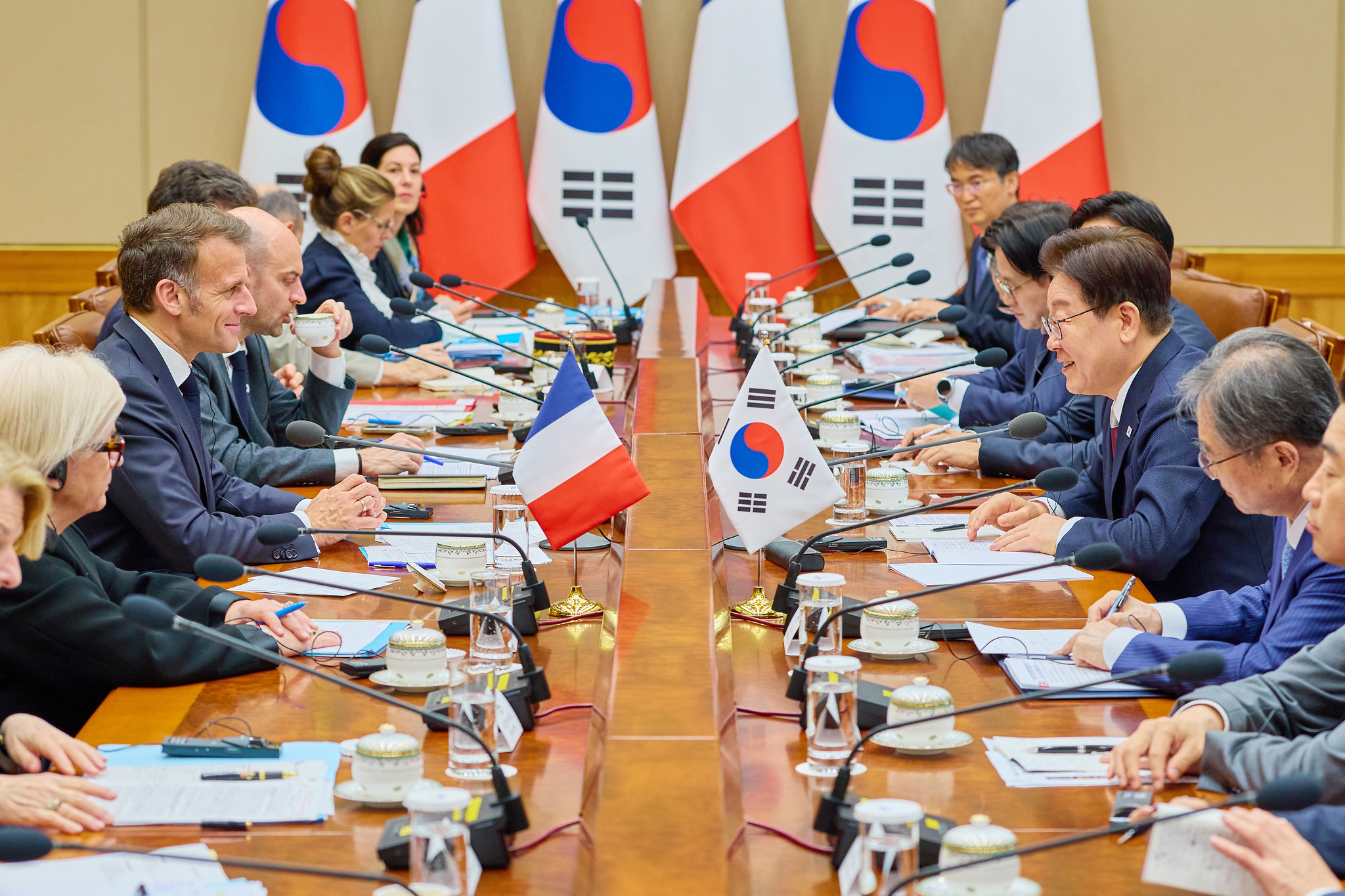 President Lee Jae Myung (third from right) on April 3 speaks to French President Emmanuel Macron at their extended summit at Cheong Wa Dae in Seoul. (Cheong Wa Dae) 
