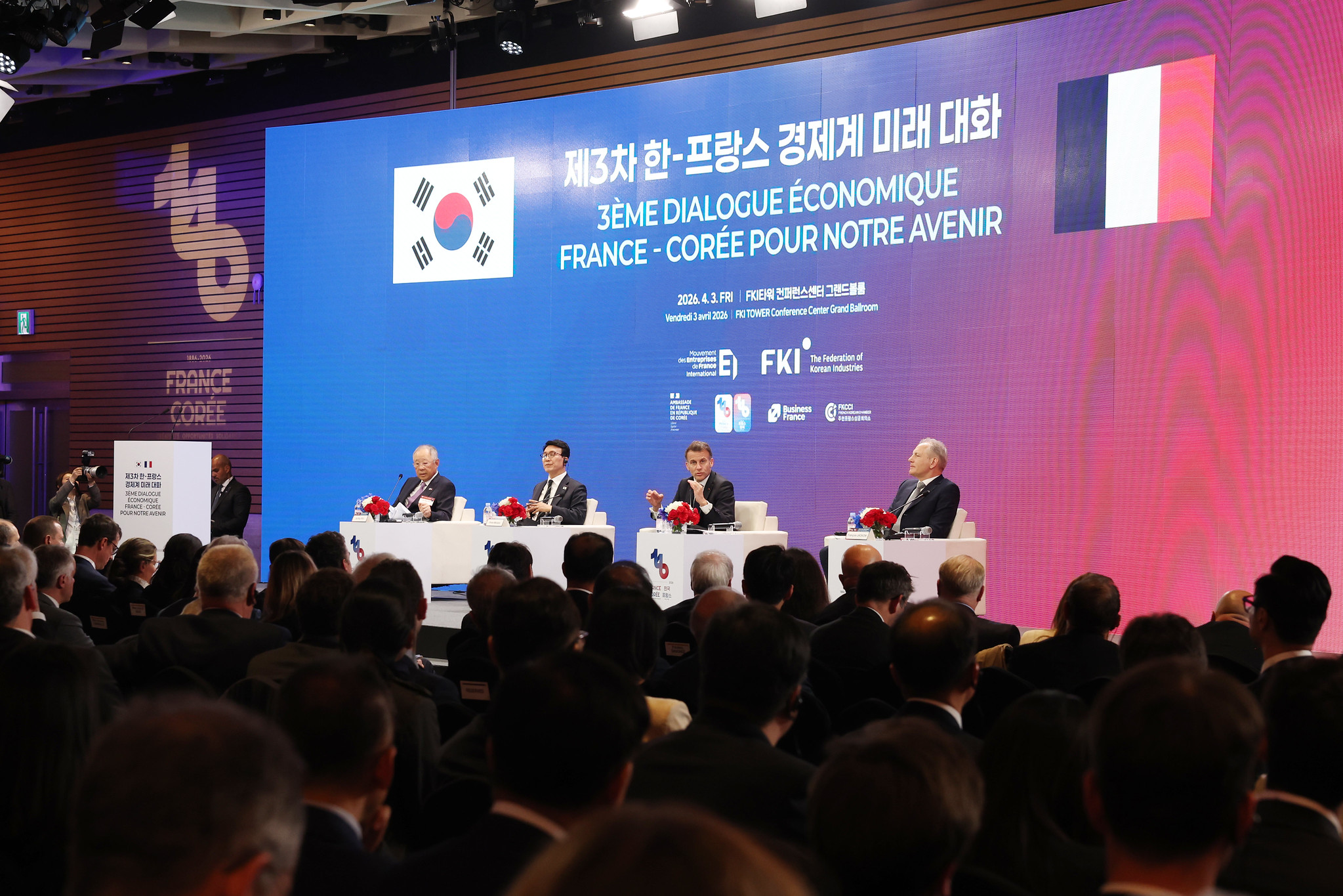 The third Korea-France Business Dialogue on the Future on April 3 is held at FKI Tower in Seoul's Yeongdeungpo-gu District. From left on stage are Korea Economic Association Chairman Jin Ryu, Prime Minister Kim Min-seok, French President Emmanuel Macron and Air Liquide Chairman Francois Jacobs. (Lee Jeongwoo) 