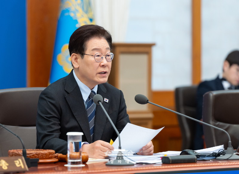President Lee Jae Myung on April 6 stresses speedy policy implementation of a massive energy transition centering on renewable energy as well as the need to deregulate approval and screening of the energy transition roadmap at a Cabinet meeting held at Cheong Wa Dae in Seoul. (Cheong Wa Dae)  