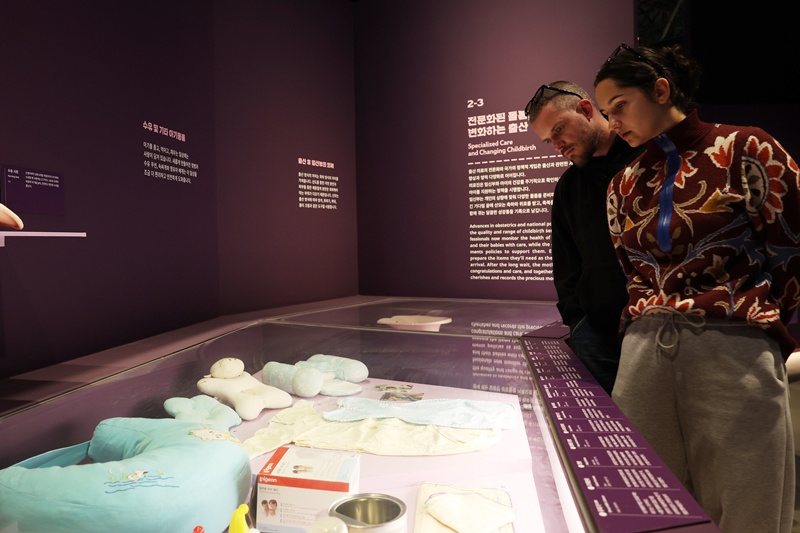 ▲7일 서울 종로구 국립민속박물관에서 열린 ‘출산, 모두의 잔치’에서 외국인 관람객들이 현대적인 육아 용품 전시 코너를 흥미롭게 살펴보고 있다.  