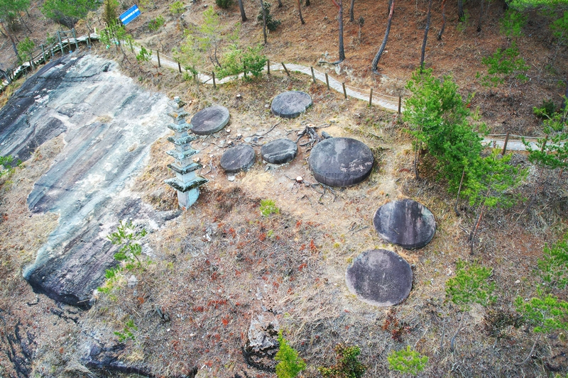 Rocks whose form resembles the constellation Big Dipper near the gigantic statue of the reclining Buddha reflect the integration of religious belief of star worship, which originated from Daoism, and Buddhism at Unjusa Temple. 